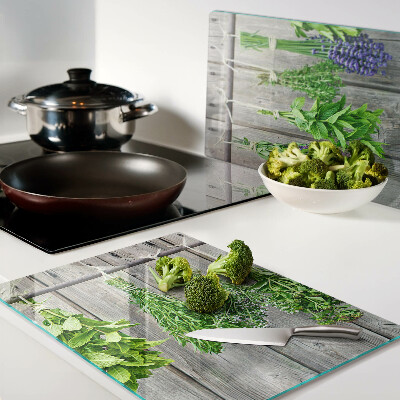 Schneidebrett Getrocknete Kräuter auf Holzgrund