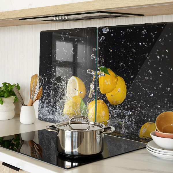 Glas schneidebrett Zitronen in Wasser