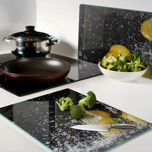 Glas schneidebrett Zitronen in Wasser