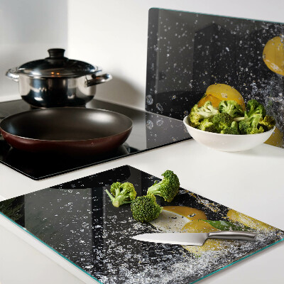 Glas-Schneidebrett mit Motiv von Zitronen im Wasser