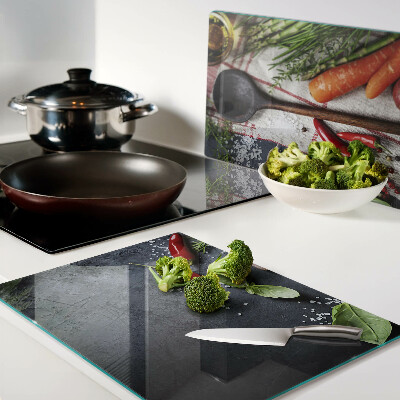 Glas schneidebrett Küchengewürze und Gemüse