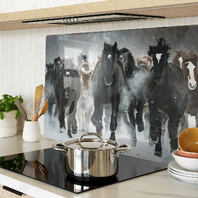Glas-Schneidebrett mit Motiv galoppierender Pferde im Nebel