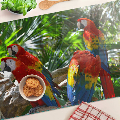Glas-Schneidebrett mit Papageienmotiv in einer tropischen Umgebung