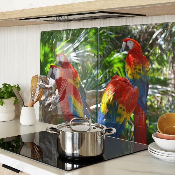 Glas-Schneidebrett mit Papageienmotiv in einer tropischen Umgebung