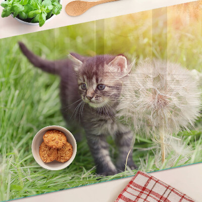 Glas-Schneidebrett mit Motiv einer Katze auf dem Rasen