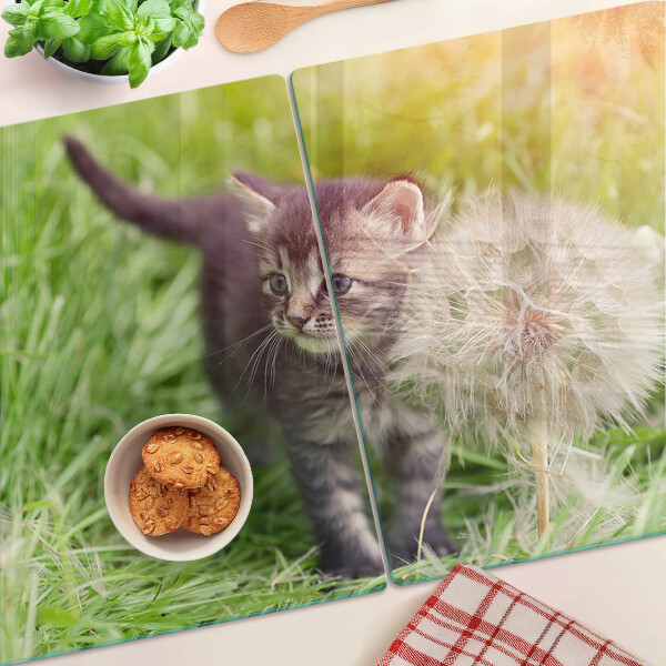Glas-Schneidebrett mit Motiv einer Katze auf dem Rasen