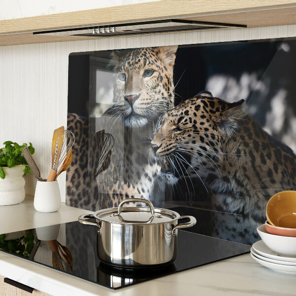 Schneidebrett Glas mit einem Geparden vor dunklem Hintergrund