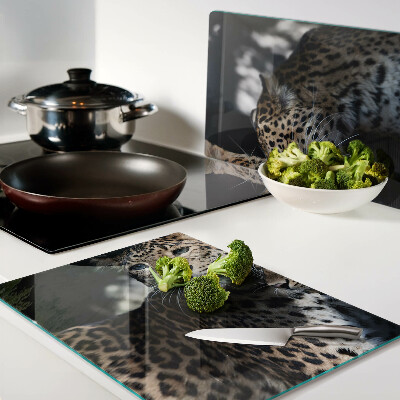 Schneidebrett Glas mit einem Geparden vor dunklem Hintergrund