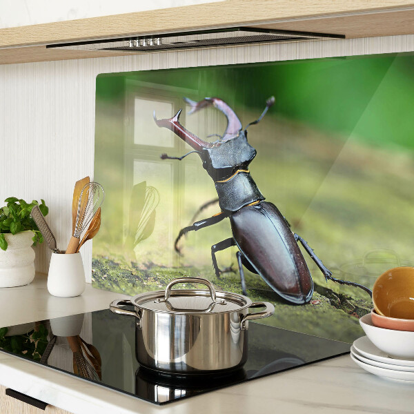 Schneidebrett Glas mit Hirschkäfer-Motiv auf grünem Hintergrund