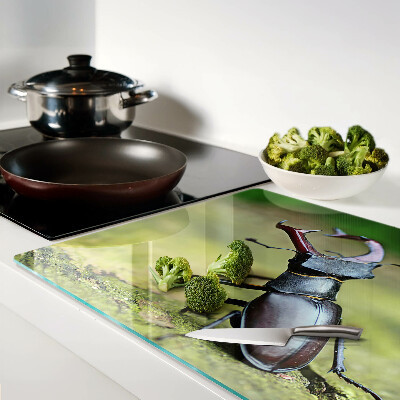 Schneidebrett Glas mit Hirschkäfer-Motiv auf grünem Hintergrund