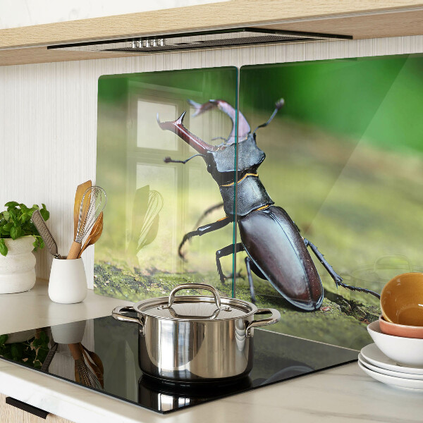 Schneidebrett Glas mit Hirschkäfer-Motiv auf grünem Hintergrund