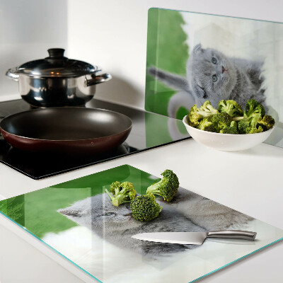 Glas-Schneidebrett mit Kätzchen-Motiv auf grünem Hintergrund