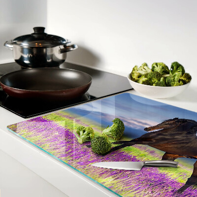 Schneidebrett mit Pferdemotiv vor lila Blüten