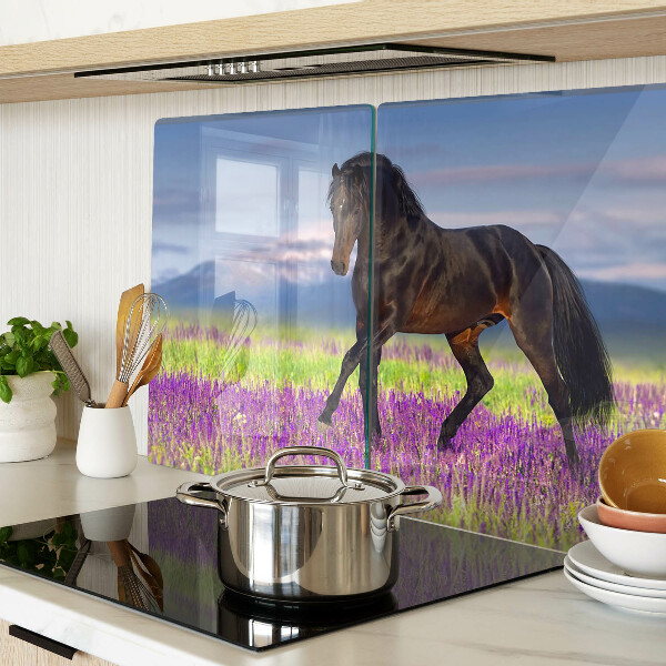 Schneidebrett mit Pferdemotiv vor lila Blüten