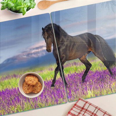 Schneidebrett Ein Pferd vor einem Hintergrund aus lila Blüten
