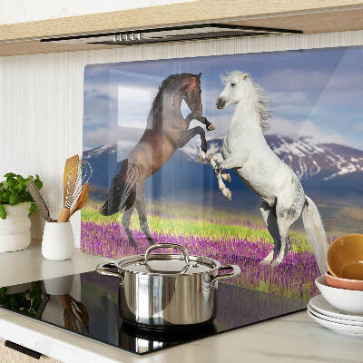 Schneidebrett glas Pferde vor der Kulisse von Bergen und Blumen