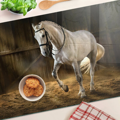 Glas schneidebrett Ein Pferd in Bewegung im Stall