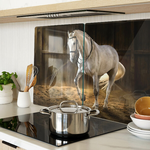 Glas schneidebrett Ein Pferd in Bewegung im Stall