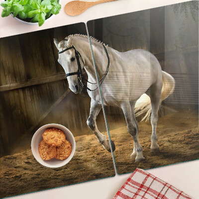 Glas-Schneidebrett mit Motiv eines sich bewegenden Pferdes im Stall