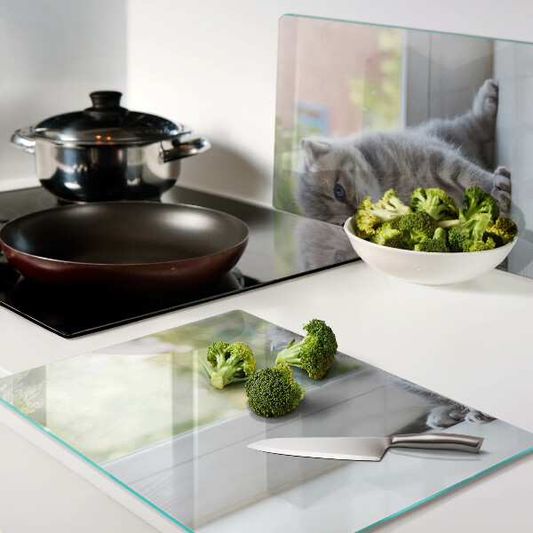 Schneidebrett glas Ein Kätzchen auf der Fensterbank