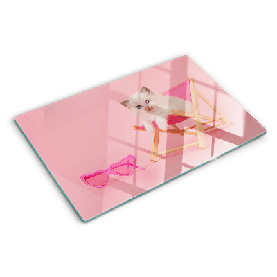 Schneidebrett mit Motiv eines Kätzchens auf einem Liegestuhl vor rosa Hintergrund