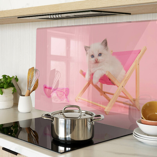 Schneidebrett Ein Kätzchen auf einem Liegestuhl vor rosa Hintergrund