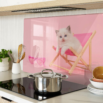 Schneidebrett Ein Kätzchen auf einem Liegestuhl vor rosa Hintergrund