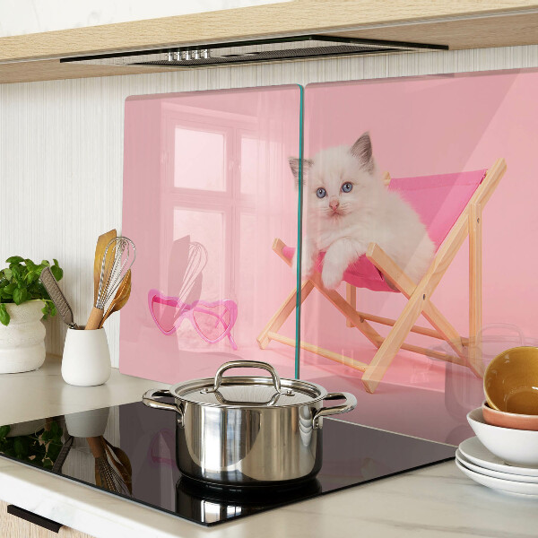 Schneidebrett mit Motiv eines Kätzchens auf einem Liegestuhl vor rosa Hintergrund