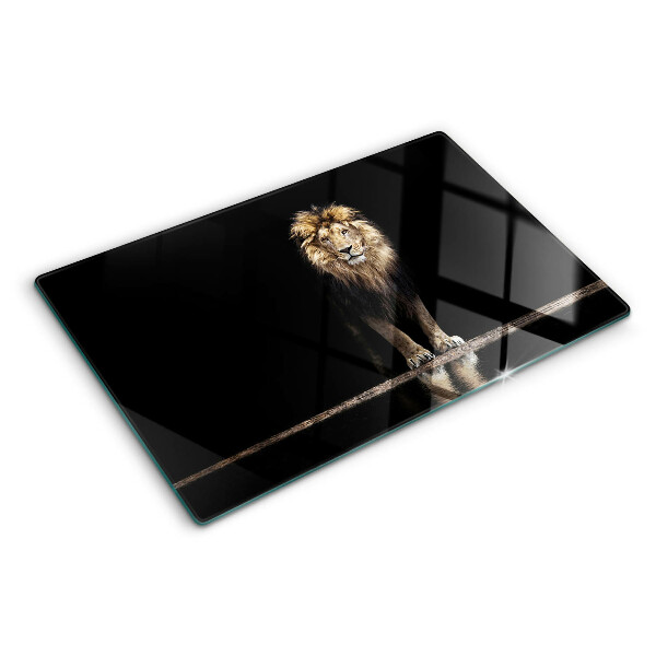 Schneidebrett mit Motiv eines Löwen vor dunklem Hintergrund