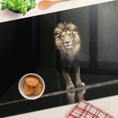 Schneidebrett mit Motiv eines Löwen vor dunklem Hintergrund