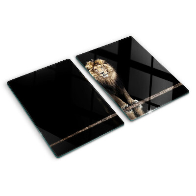 Schneidebrett mit Motiv eines Löwen vor dunklem Hintergrund