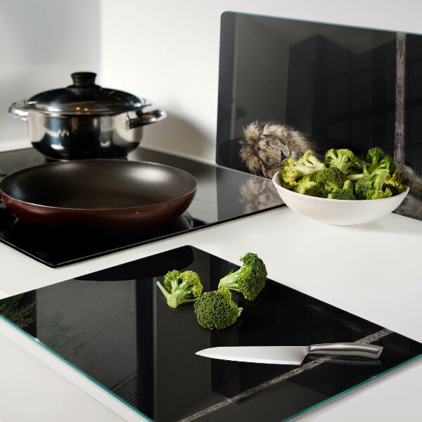 Schneidebrett Löwe vor dunklem Hintergrund