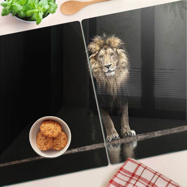 Schneidebrett Löwe vor dunklem Hintergrund