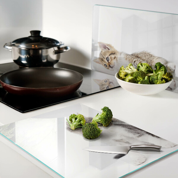 Glas-Schneidebrett mit Katzenmotiv auf weißem Hintergrund