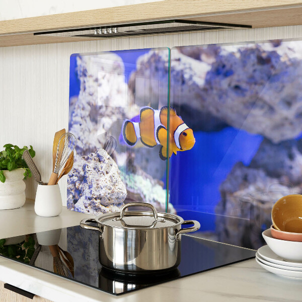 Schneidebrett Clownfische zwischen den Felsen