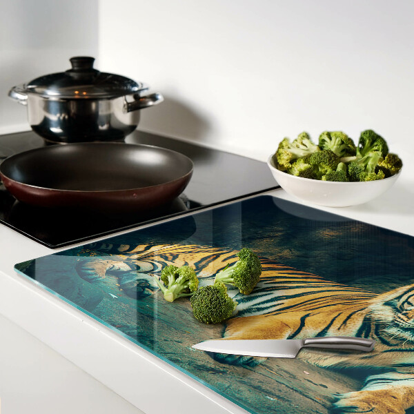 Glas schneidebrett Tiger liegt auf den Felsen