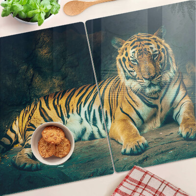 Glas schneidebrett Tiger liegt auf den Felsen