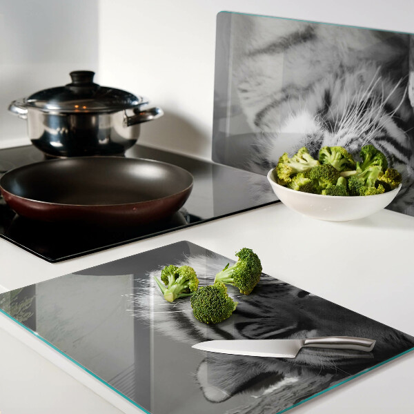 Schneidebrett mit Tiger-Motiv in Schwarzweiß