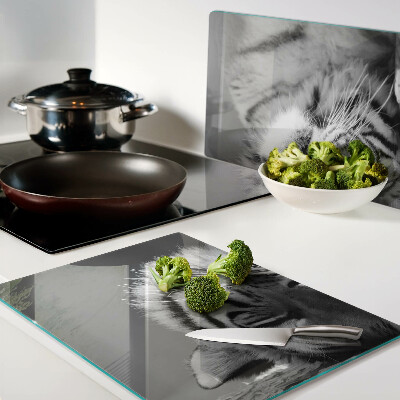 Schneidebrett mit Tiger-Motiv in Schwarzweiß