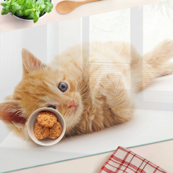 Schneidebrett mit rotem Kätzchen vor weißem Hintergrund