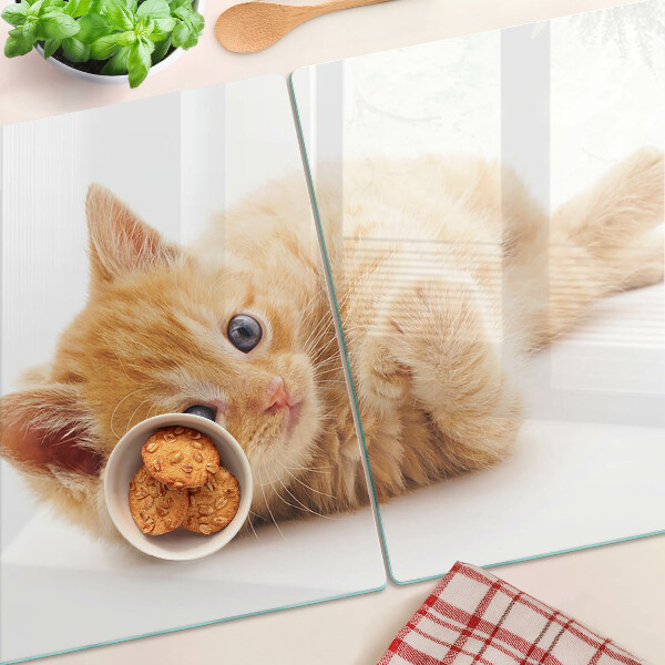 Schneidebrett Rotes Kätzchen vor weißem Hintergrund