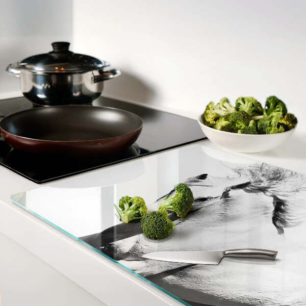 Schneidebrett mit schwarz-weißem Pferdemotiv