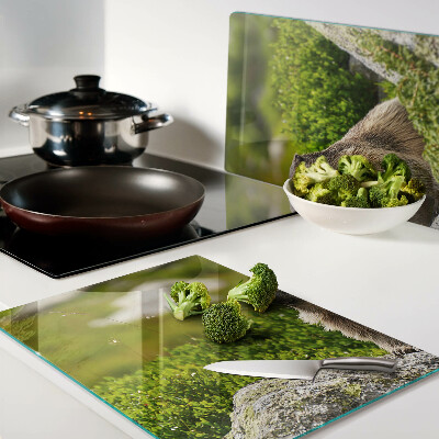 Glas schneidebrett Murmeltier vor grünem Grashintergrund