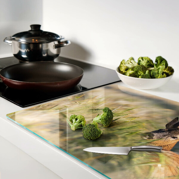 Schneidebrett Ein Kitz auf dem Feld