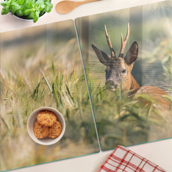 Schneidebrett mit Motiv eines Kitzes auf einer Wiese