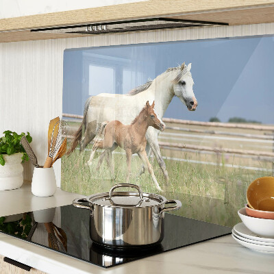 Schneidebrett Glas mit Motiv eines Pferdes und seines Fohlens auf einer Wiese