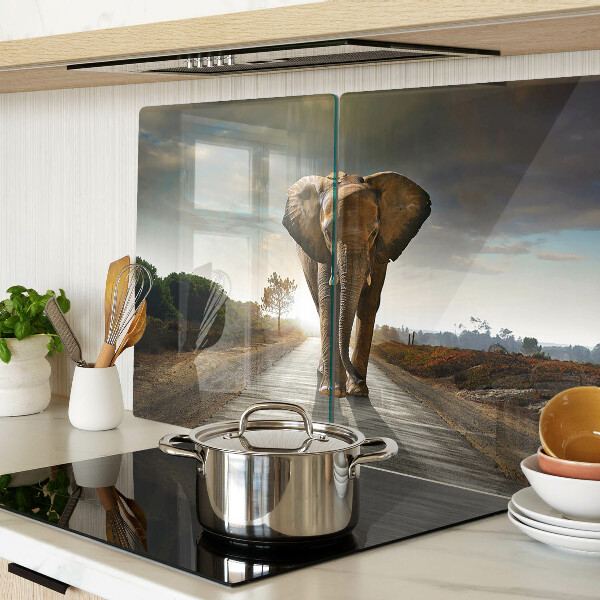 Schneidebrett Glas mit Motiv eines Elefanten auf der Straße bei Sonnenuntergang