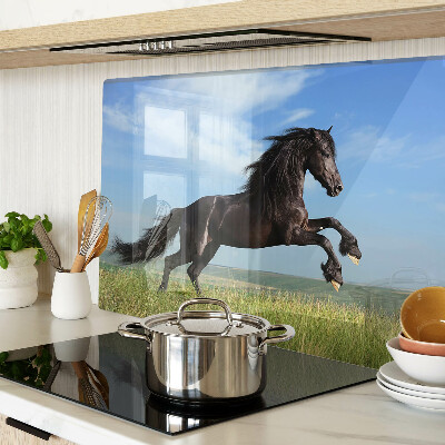 Glas-Schneidebrett mit Motiv eines schwarzen Pferdes auf der Wiese