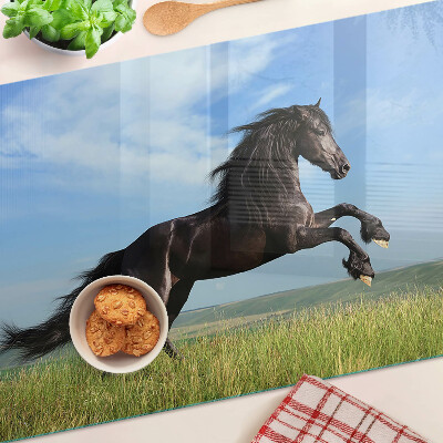 Glas-Schneidebrett mit Motiv eines schwarzen Pferdes auf der Wiese