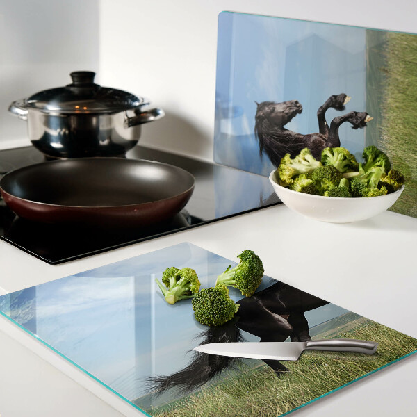 Glas schneidebrett Schwarzes Pferd auf der Wiese